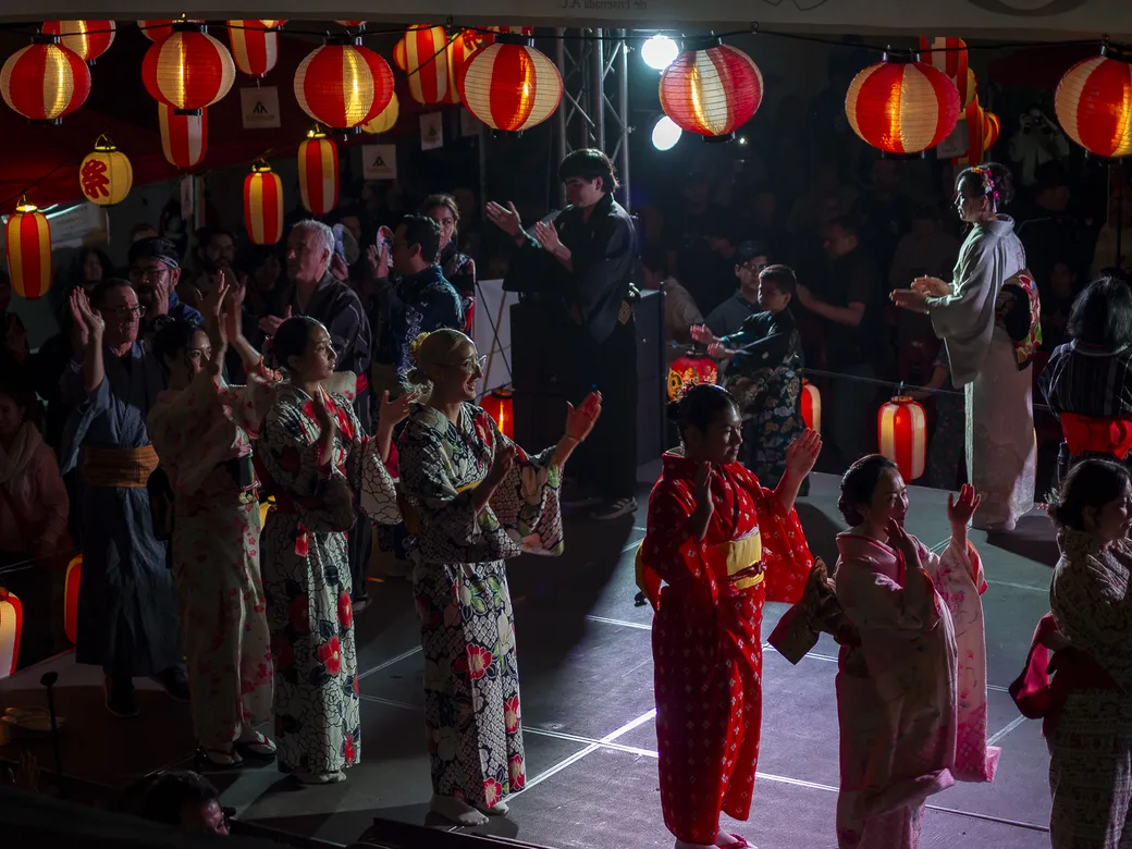 El público baila bon odori en círculo al cierre del Obon 2025