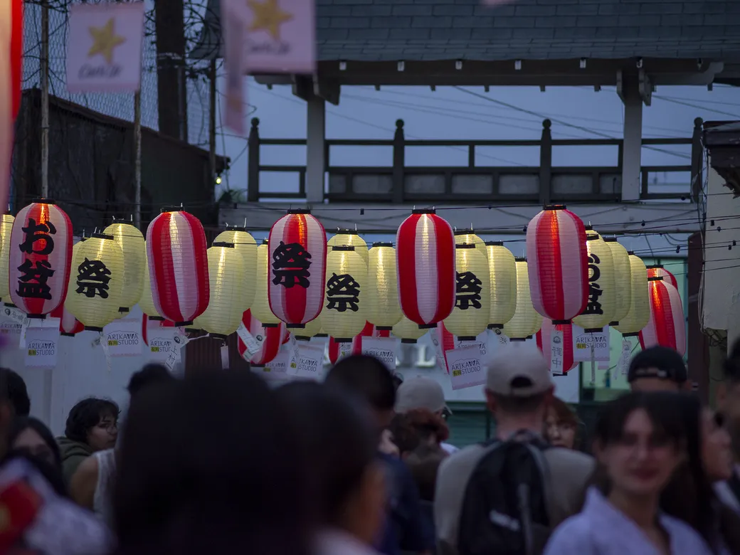 Faroles rojos y blancos sobre el patio de la sede al anochecer, Obon Matsuri 2025