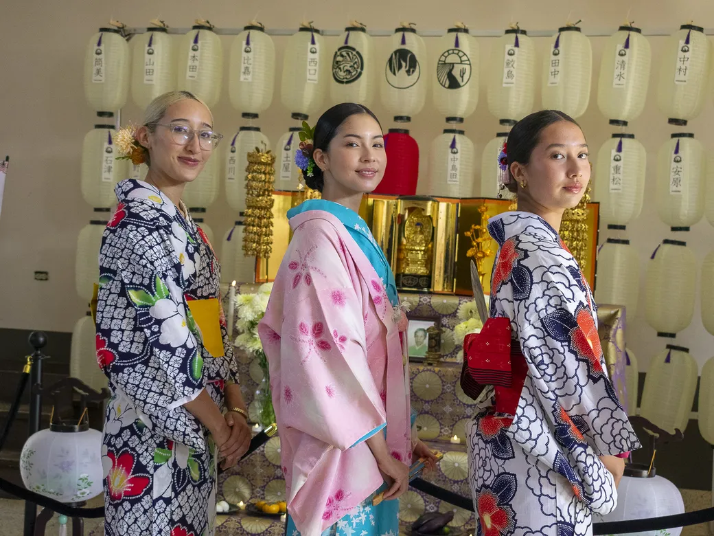 Tres mujeres en kimono bajo los faroles del Obon Matsuri 2025