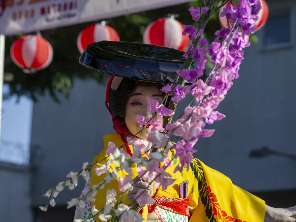 Bailarina de nihon buyō en el escenario del Obon 2025