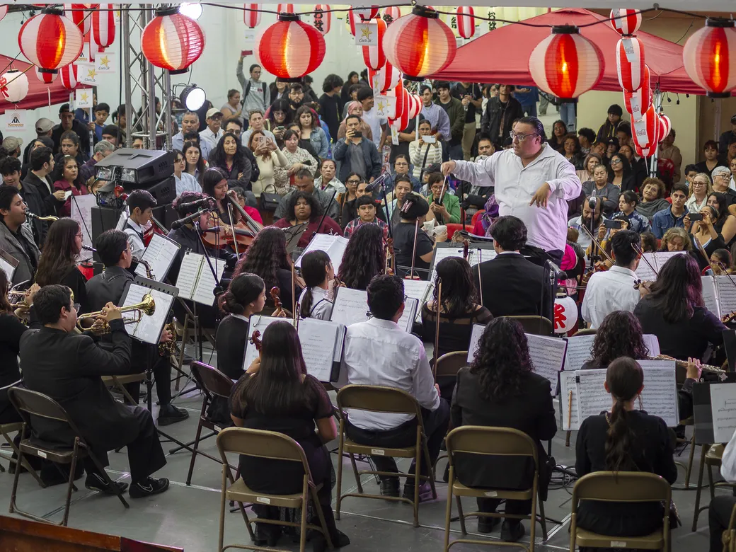 Orquesta en el patio de la sede durante el Obon 2025