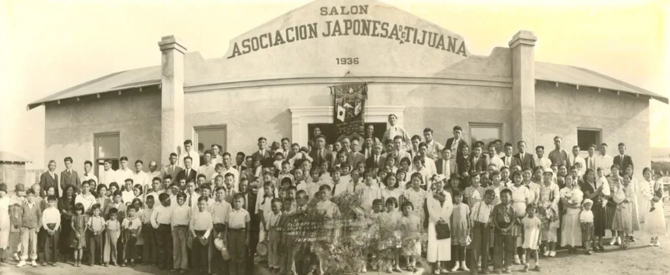 La comunidad japonesa de Tijuana reunida frente al salón de la Asociación Japonesa de Tijuana en 1936